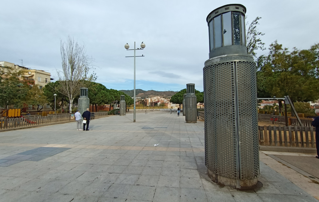 Revente - Local comercial -
Barcelona - Guinardo
