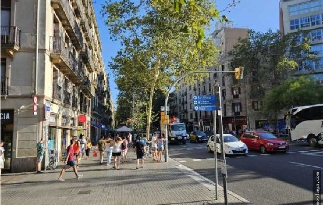 Alquiler - Local comercial -
Barcelona - Eixample Derecho