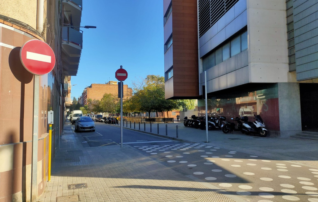 Revente - Local comercial -
Barcelona - Santa Coloma De Gramanet