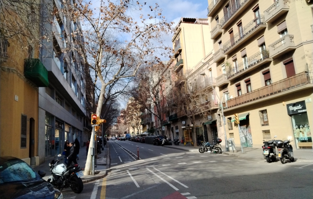 Revente - Local comercial -
Barcelona - Eixample Izquierdo
