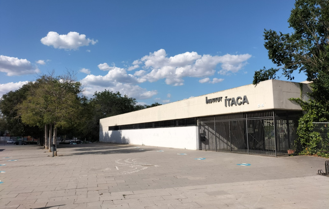 Venta en rentabilidad - Local comercial -
Sant Boi de Llobregat