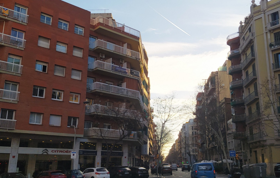 Revente - Local comercial -
Barcelona - Eixample
