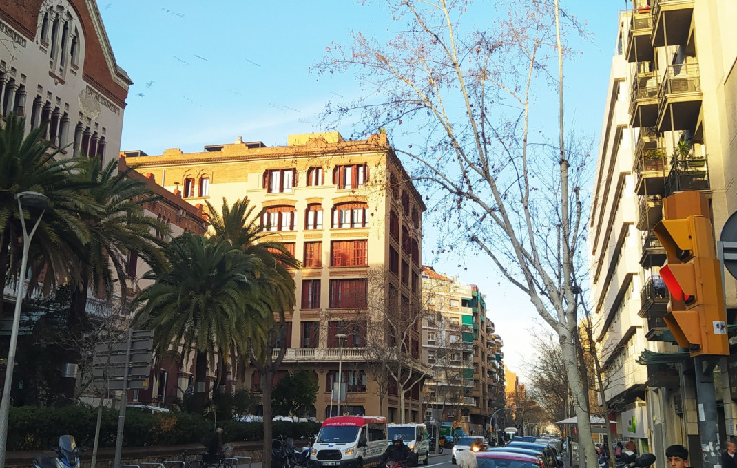 Revente - Local comercial -
Barcelona - Eixample