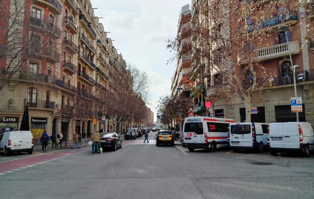 Revente - Local comercial -
Barcelona - Nou Barris