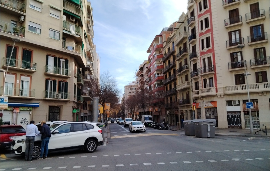 Revente - Local comercial -
Barcelona - Nou Barris